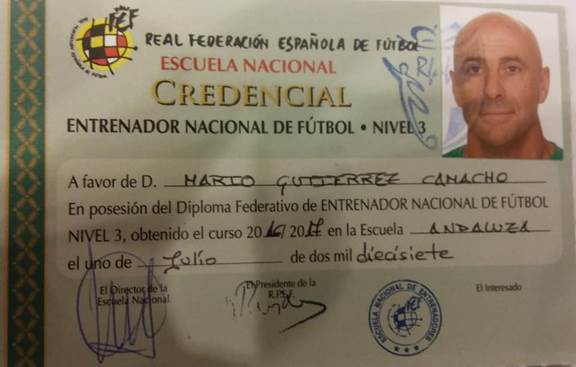 La imagen puede contener: una persona